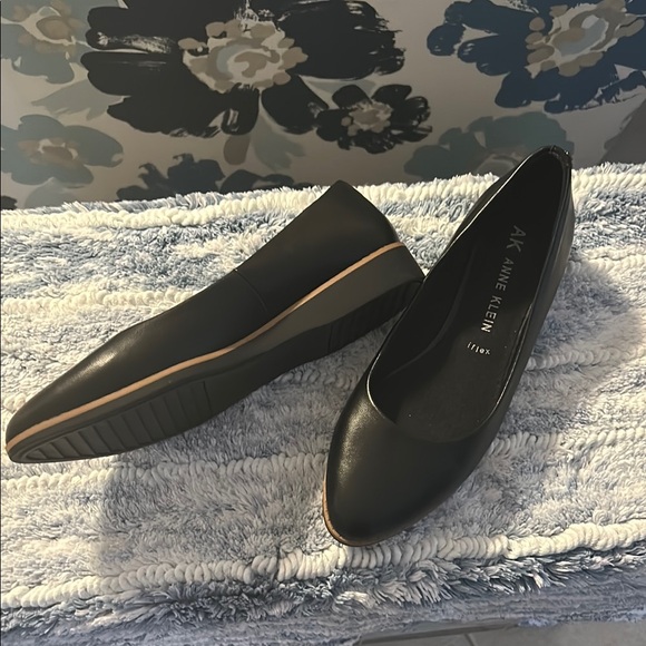 Anne Klein Black Flats Sleek Minimalist Design Sz 7.5 - Picture 3 of 5